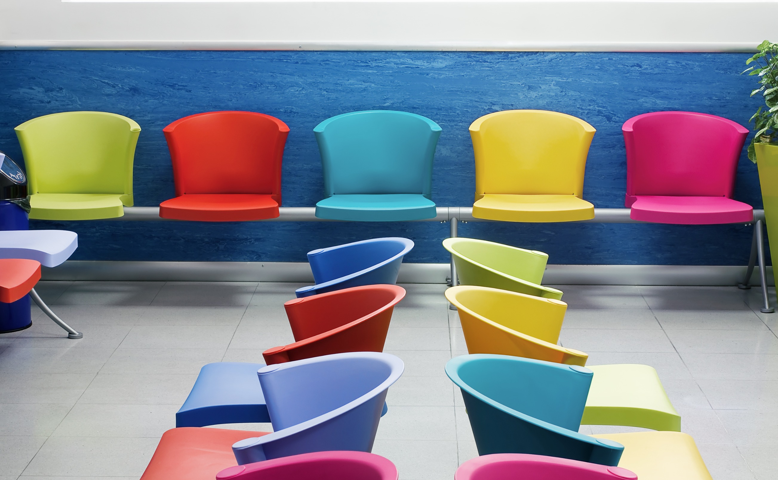 Sala de espera con sillas de colores